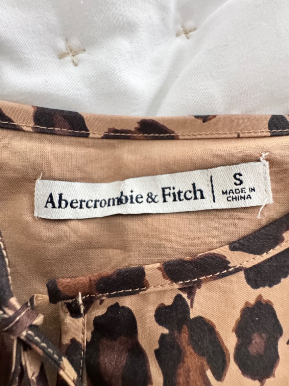 Abercrombie & Fitch Short-Sleeve Tie-Front Top in leopard print; Sz S - Picture 8 of 10